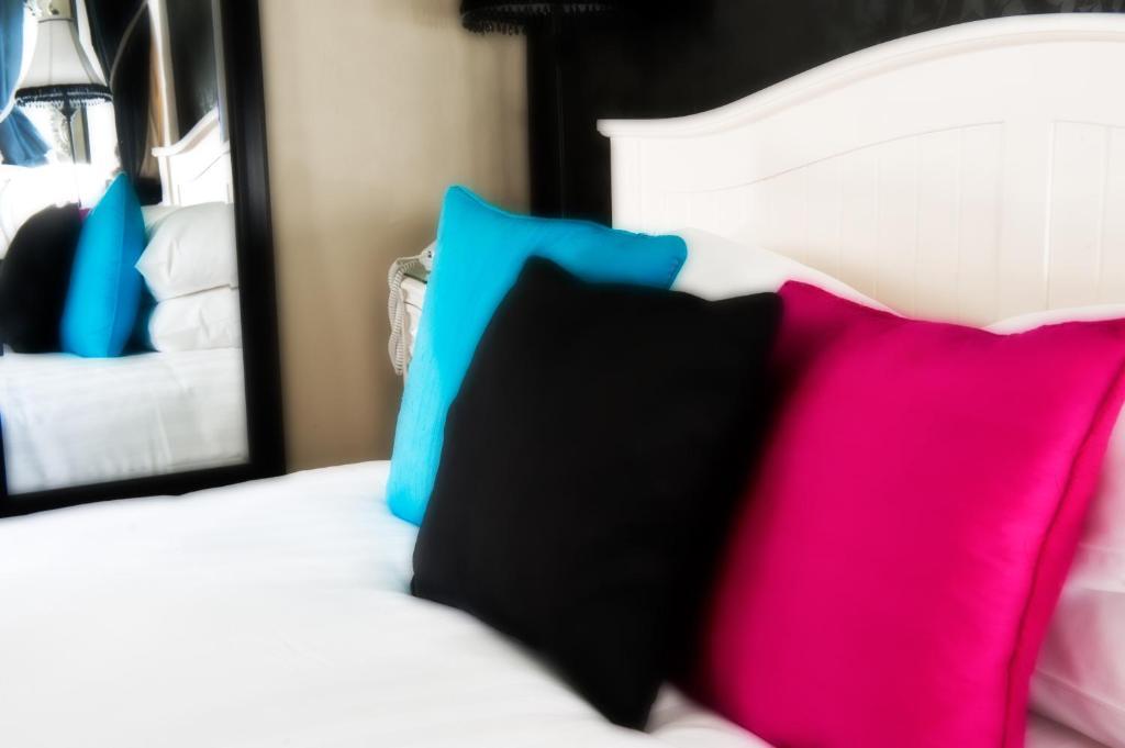 Hotel The Grafton Harrogate Pokój zdjęcie Cushions