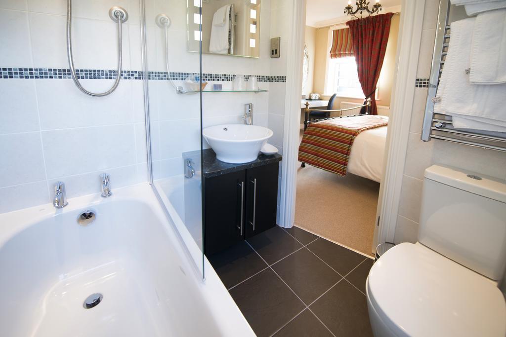 Hotel The Grafton Harrogate Zewnętrze zdjęcie A bathroom in a hotel